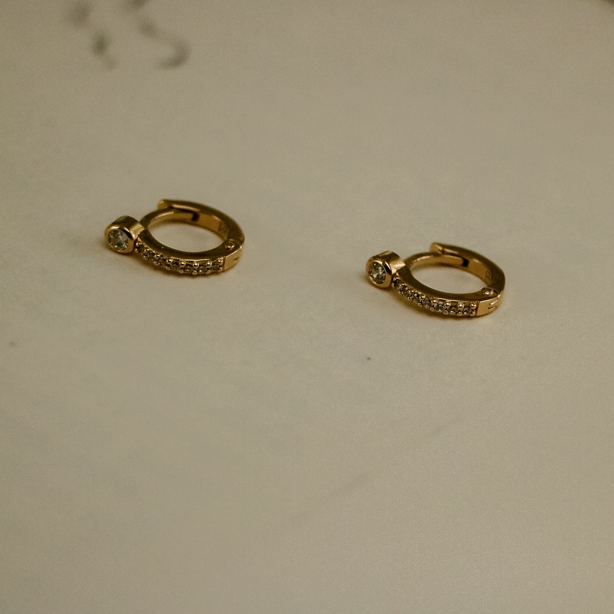 Aïda — Mini créoles serties de zircons